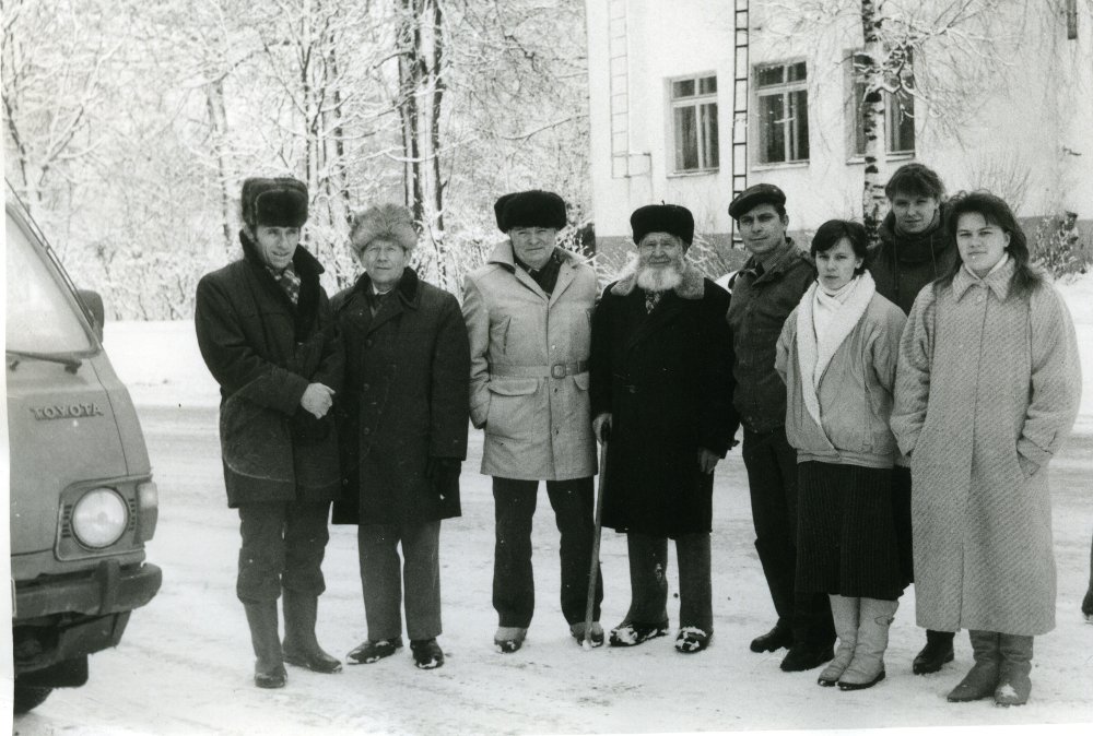 П.А. Савенков в центре