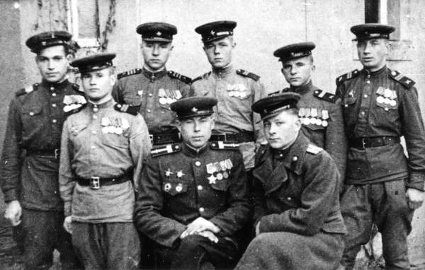   Сержант Коновальчук, первый слева, 1945г.